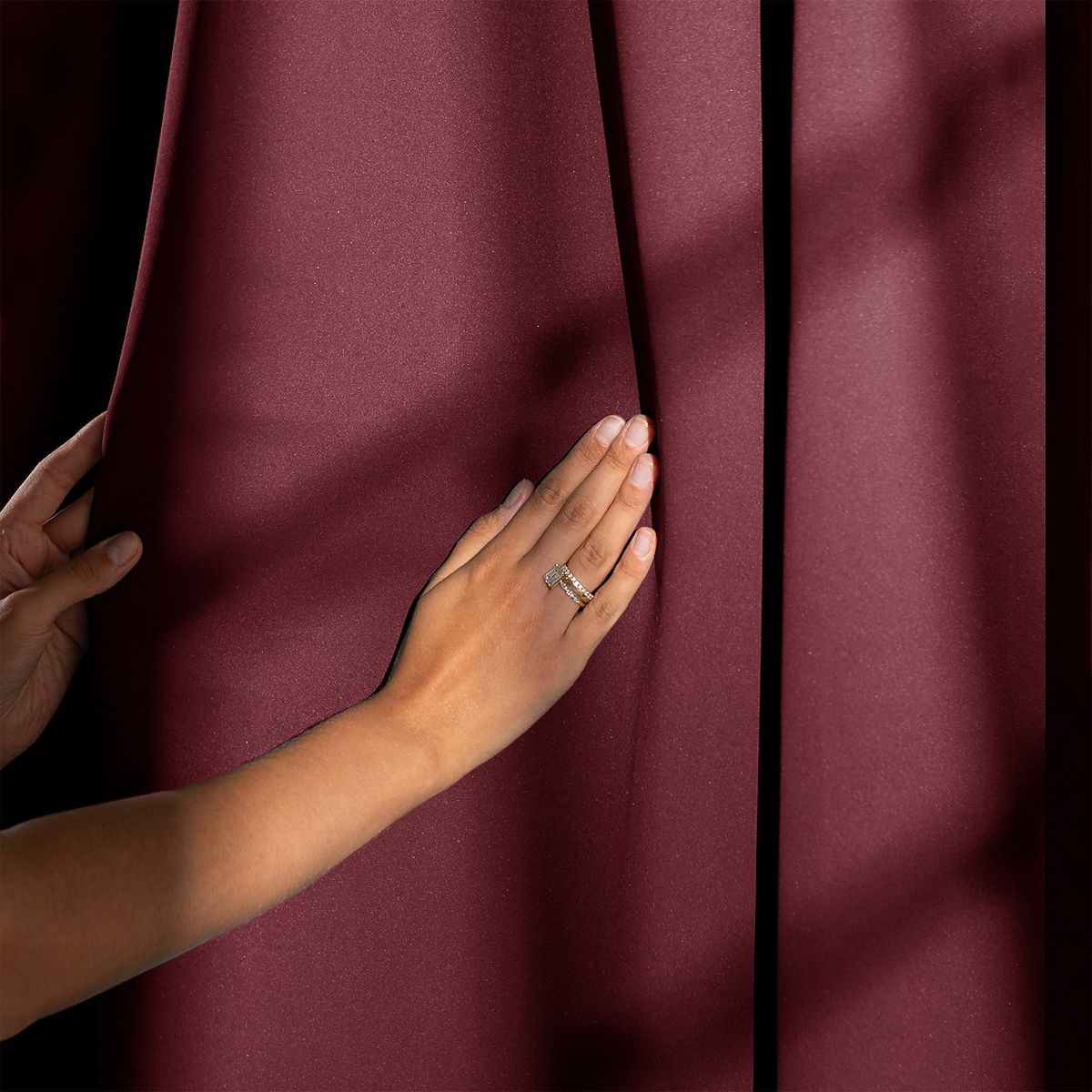 RESTILO BLACKOUT Curtain Red Color, Tieback for Fastening, Classic Style, Silver Rings, Material b